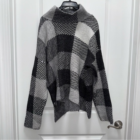 DKNY Gray & Black Super Soft Check Pattern Sweater - Picture 1 of 6